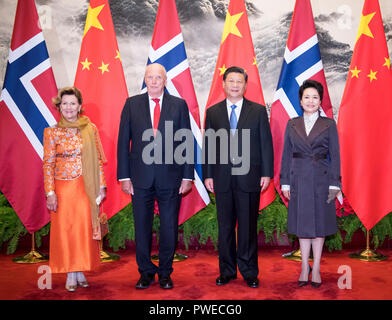 Beijing, Chine. 16 Oct, 2018. Le président chinois Xi Jinping (2e R) et son épouse Peng Liyuan (1e R) posent pour une photo de groupe avec le roi Harald V (2L) et de la reine Sonja de Norvège à Beijing, capitale de Chine, le 16 octobre 2018. Xi s'est entretenu avec le roi Harald V à Beijing mardi. Crédit : Li Xueren/Xinhua/Alamy Live News Banque D'Images