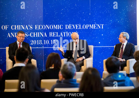 (181016) -- Boston, 16 octobre 2018 (Xinhua) -- l'ancien doyen de la Kennedy School de l'Université de Harvard Le professeur Joseph Nye (C) parle lors d'un forum sur "le développement économique de la Chine et de la Chine et les États-Unis Relations" à l'Université de Harvard dans la célèbre maison Loeb de Cambridge au Massachusetts, États-Unis, le 15 octobre 2018. Des efforts communs doivent être faites par les États-Unis et la Chine de maintenir le développement sain et régulier des relations de coopération bilatérales, qui ne sont pas seulement bénéfiques mutuellement mais crucial pour un ordre mondial stable, haut et experts chinois dit ici lundi. (Xinhua/Wang Y Banque D'Images