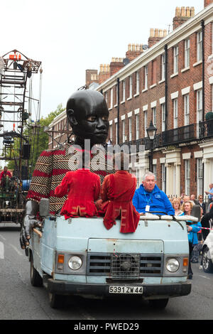 Jour 1 de la Royal de Luxe spectaculaire géant, le petit garçon prend un géant rouler dans une voiture à Canning Street Liverpool UK. Banque D'Images