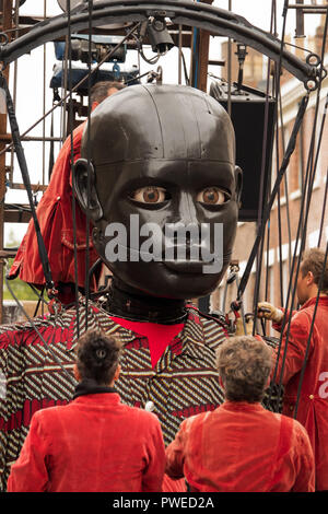 Jour 1 de la Royal de Luxe spectaculaire géant, le petit garçon prend un géant rouler dans une voiture à Canning Street Liverpool UK. Banque D'Images