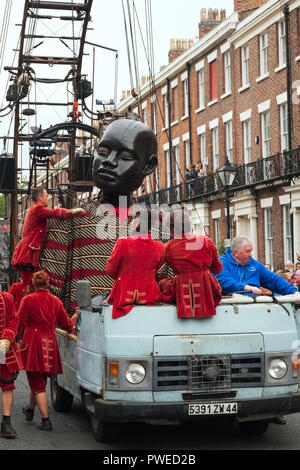 Jour 1 de la Royal de Luxe spectaculaire géant, le petit garçon prend un géant rouler dans une voiture à Canning Street Liverpool UK. Banque D'Images