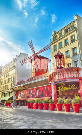 Paris, France - 22 août 2018 : Moulin Rouge, Paris - HDR vue depuis le Boulevard de Clichy. Banque D'Images