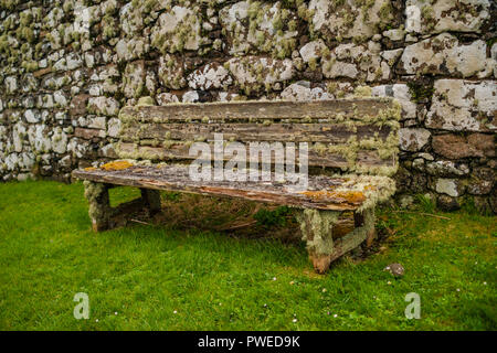 Vieux banc dans les ruines de l'église St Mary, Dunvegan, Isle of Skye, Scotland, UK Banque D'Images