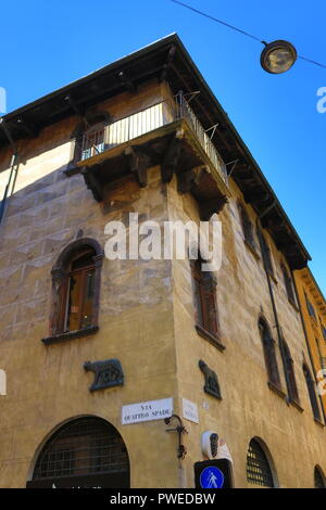 Belles maisons médiévales colorées à Piazza delle Erbe dans la vieille ville de Vérone, Italie Banque D'Images