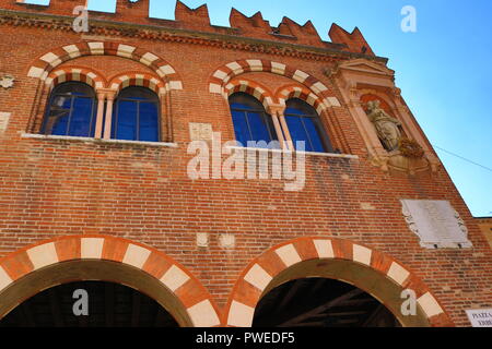 Domus Mercatorum la façade de l'immeuble, l'une des maisons médiévales remarquables sur la Piazza delle Erbe, dans la vieille ville de Vérone, Italie Banque D'Images