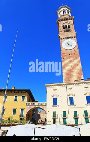 Belles maisons médiévales colorées à Piazza delle Erbe dans la vieille ville de Vérone, Italie Banque D'Images