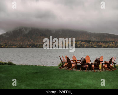 Chaises Adirondack autour d'un foyer avec vue sur le lac et la montagne Banque D'Images