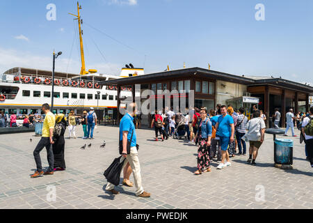 Le terminal des ferries d''Eminönü avec des gens comme une file d'attente de ferry au port, Istanbul, Turquie Banque D'Images