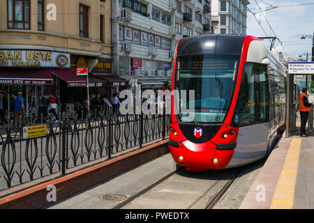 Un tramway T1 à la gare Sirkeci plate-forme avec bâtiments en arrière-plan, Istanbul, Turquie Banque D'Images