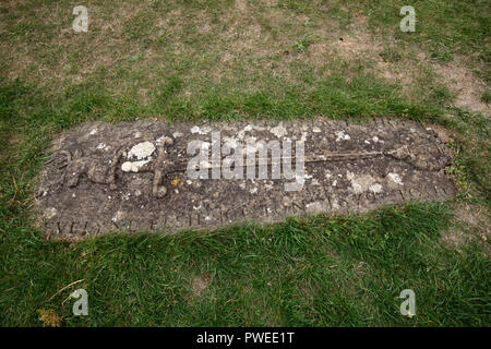 Pierre tombale dans le cimetière de l'église St Oswalds, Widford, Oxfordshire Banque D'Images