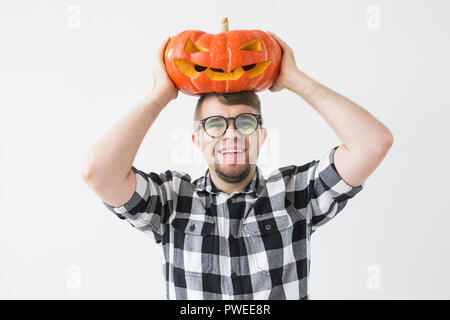 Halloween, vacances, l'automne et personnes concept - Happy man holding a jack-o-lanterne citrouille. Banque D'Images