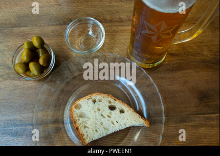 Olives, du pain frais et une bière à Malavida, un bar à tapas à Séville, Espagne Banque D'Images