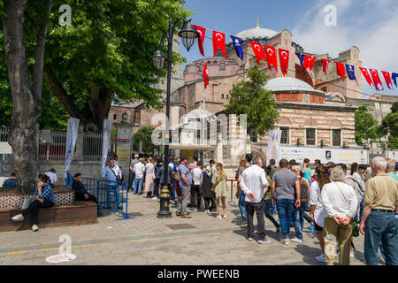 Une longue file d'attente de touristes d'entrer dans le musée Sainte-Sophie sur une journée de printemps ensoleillée, Istanbul, Turquie Banque D'Images