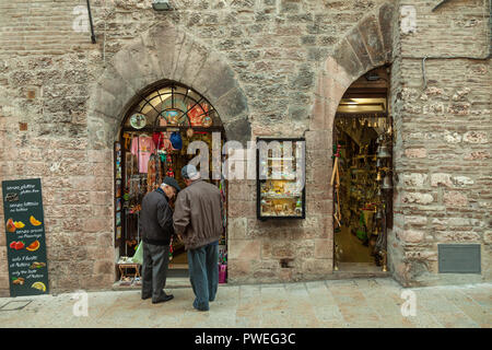 Boutique de souvenirs à Assise. Pérouse, Ombrie, Italie Banque D'Images