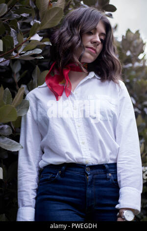 Hipster girl posant devant le bosquet Banque D'Images