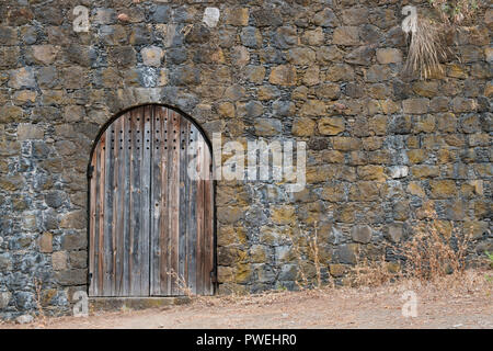 Porte en bois / wood vintage gate sur mur en pierres naturelles Banque D'Images