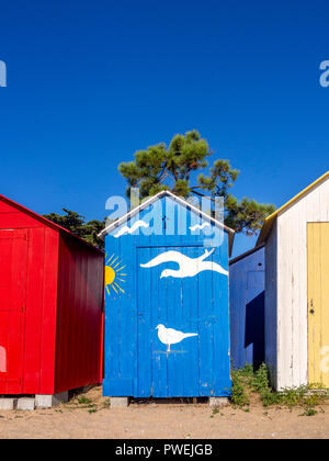 Cabines de plage multicolores à la Brée-les-Bains sur l'île d'Oléron, Charente-Maritime, France, Nouvelle-Aquitaine Banque D'Images