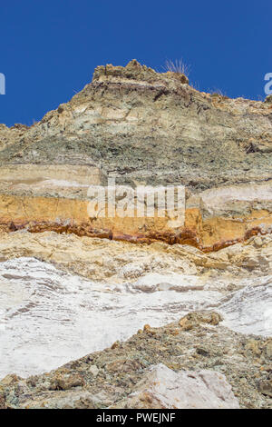 Falaises de craie, des couches et des strates, foldeded Alum Bay, île de Wight. Le sud de l'Angleterre. UK. Partie de l'unité stratigraphique. Banque D'Images