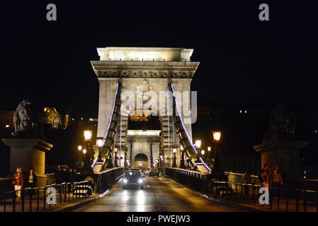 Pont à chaînes Széchenyi par nuit, Budapest, Hongrie Banque D'Images