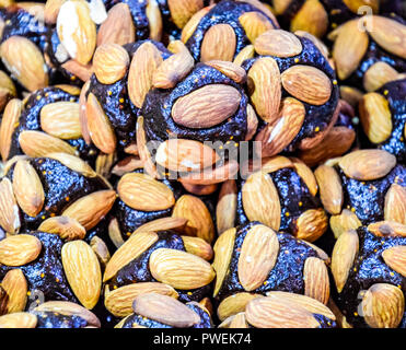 Tranches de confiture aux amandes. Amande avec des bonbons. Les boules avec la confiture de noix. Banque D'Images