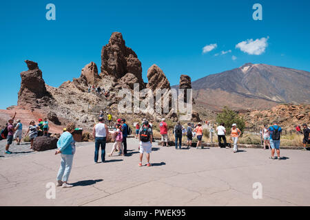 Tenerife, Canaries, Espagne - Septembre 2018 : les touristes à Roque Cinchado rocher sur le Mont Teide (Pico) delTeide National Park, Tenerife, Espagne Banque D'Images