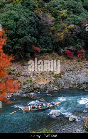 Les touristes sur la rivière Hozugawa en bateau croisière touristique, à décor de l'automne de Hozukyo ravin, Kyoto, Japon 2017 Banque D'Images