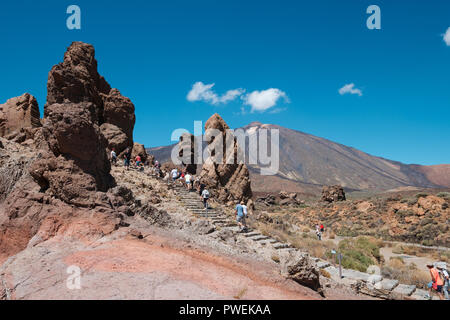 Tenerife, Canaries, Espagne - Septembre 2018 : les touristes à Roque Cinchado rocher sur le Mont Teide (Pico) delTeide National Park, Tenerife, Espagne Banque D'Images