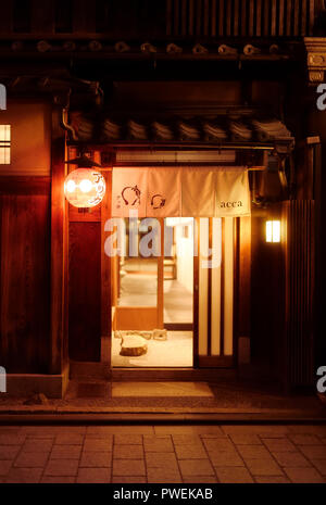 Le restaurant japonais de l'Acca de Gion porte d'entrée avec un rideau noren et une lanterne rouge de nuit. Hanamikoji Dori dans le district de Gion. Higashiyama, Kyo Banque D'Images