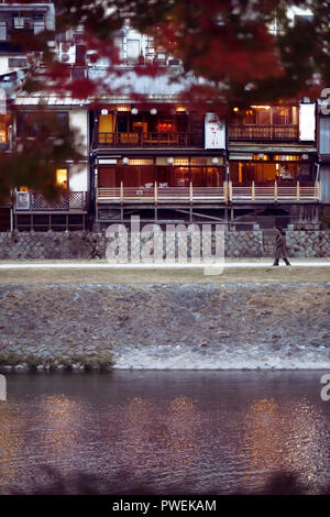 Restaurants traditionnels japonais sur les rives de la rivière Kamo à Kyoto, Kamo-gawa, à l'automne décors, Kyoto, Japon 2017. Banque D'Images