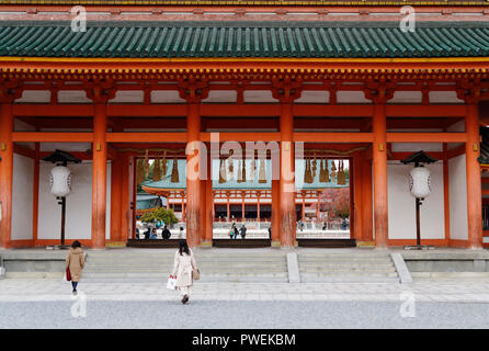 Les gens qui entrent dans Sanctuaire Heian-Outen-mon, la porte principale du Sanctuaire Shinto Heian-jingu, Sakyo-ku, Kyoto, Japon 2017 Banque D'Images