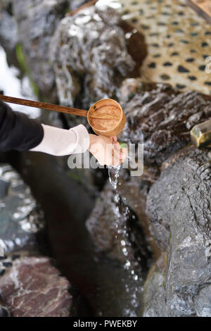 Femme lave-mains à Chozubachi, épuration de l'eau du bassin d'ablution Chozuya, pavillon au Sanctuaire Shinto Heian-jingu Heian, Kyoto, Japon Banque D'Images