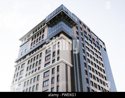 Bâtiment de bureaux, bâtiment de plusieurs étages. Des capacités contre le ciel bleu avec des nuages Banque D'Images