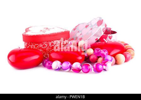 Coeur rouge bougies, cadeaux Colliers et isolé sur fond blanc. Banque D'Images