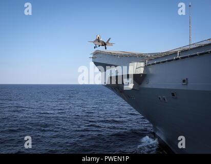 181006-N-N0101-241 OCÉAN ATLANTIQUE NORD (oct. 6, 2018) Un F-35B Lightning II attribué à l'F-35 de la Force d'essai intégré au Naval Air Station Patuxent River, Maryland, lance à partir de la Marine royale porte-avions HMS Queen Elizabeth (R08). (U.S. Photo gracieuseté de la Marine La Marine royale/libérés) Banque D'Images