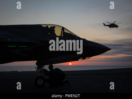 181006-N-N0101-372 OCÉAN ATLANTIQUE NORD (oct. 6, 2018) Un F-35B Lightning II attribué à l'F-35 de la Force d'essai intégré au Naval Air Station Patuxent River, Maryland, lance à partir de la Marine royale porte-avions HMS Queen Elizabeth (R08). (U.S. Photo gracieuseté de la Marine La Marine royale/libérés) Banque D'Images