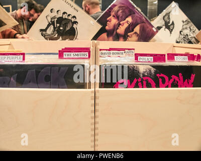 Milan, Italie - 14 octobre 2018 : vue d'un ensemble de vinyls. Le Moyen-Orient est un marché vintage marché couvert conduit une fois par mois à Milan. Banque D'Images