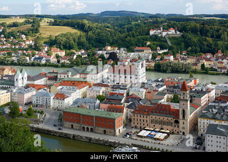 D-Passau, Danube, Inn, l'Ilz, vue panoramique avec l'Inn et du Danube, la vieille ville, le f.l.t.r. Monastère Niedernburg avec tombeau de la bienheureuse Gisella, ancienne nonne bénédictine monastère, église des Jésuites Saint Michel avec Leopoldinum high school, ancien collège des Jésuites, l'église de pèlerinage et le monastère Saint Marie, mairie, baroque, rivière paysage, paysage Inn Banque D'Images