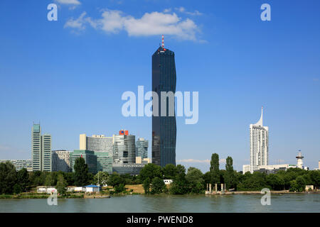 L'Autriche, A-Vienne, Danube, capitale fédérale, d'horizon de la Donau City, f.l.t.r. Ares Tower, Tour commerciale, UNO City avec VIC Centre International de Vienne et de l'Austria Center Vienna, centre de conférence, IZD Tower, Tour commerciale, DC Tower 1, Commercial Tower, gratte-ciel, Neue Donau highrise, vacances, paysage, rivière Danube, paysage, promenade du Danube, rive du Danube, les cumulus Banque D'Images