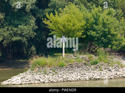 Signe de l'information, le kilométrage du Danube, rivière 1561 kilomètres de gauche à l'embouchure du Danube, la navigation, la rive du Danube, rivière paysage près de Dunafoeldvar, Hongrie, le sud de la Hongrie, la plaine pannonienne, le sud de Grande Plaine hongroise, dans le sud de Dobroudja, Tolna County Banque D'Images