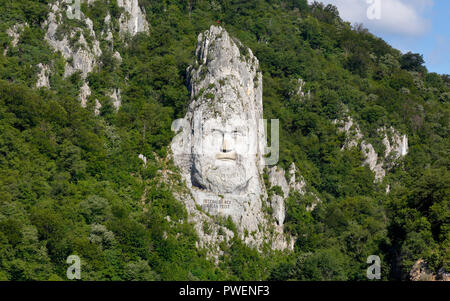 La Serbie, la Roumanie, le sud des Carpates, Carpates serbes, le Banat de montagnes, le Parc National de Djerdap, cataractes, Decebalus, Decebal, roi de Dacie, 72038 prince, la sculpture à un escarpement abrupt à la rive roumaine, l'allégement de la pierre, des portes de fer du Danube, l'écart de l'eau, croisière sur le Danube, montagne, paysage montagneux et fortement rock Banque D'Images