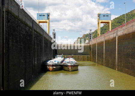 La Serbie, Roumanie, Carpates du Sud, les montagnes Carpates serbes, le Banat, Portes de Fer du Danube, l'écart de l'eau, croisière sur le Danube, porte de fer Power Plant 1, centrale hydroélectrique, Djerdap 1, 1 Derdap, hydro power plant, Danube, fil de l'eau, des végétaux, de cargos, de navigation du Danube Banque D'Images