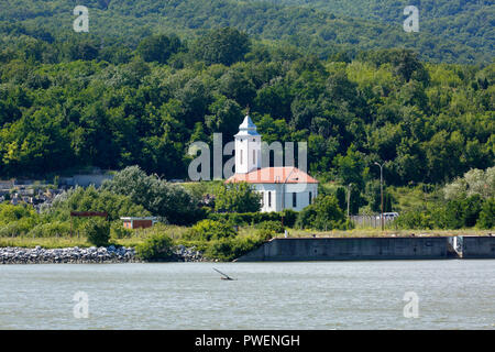 La Serbie, Serbie orientale, Bor, District Opstina Kladovo orthodoxe serbe, l'église Holy Trinity de Brza Palanka au bord du Danube, de la banque du Danube Danube, paysage, rivière paysage, forêt, terre à bois Banque D'Images