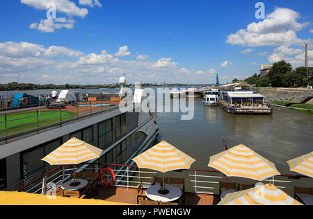 La Bulgarie, la Bulgarie du nord, Ruse au bord du Danube, Rousse, Russe, basses terres du Danube, les navires à la rive du Danube, embarcadère, cargos, navires d'excursion, pont arrière du croiseur aROSA Mia, parasols, paysage, paysage de la rivière du Danube Danube, navigation, derrière le port de Giurgiu en Roumanie Banque D'Images