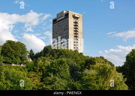 La Bulgarie, la Bulgarie du nord, Ruse au bord du Danube, Rousse, Russe, basses terres du Danube, Grand Hôtel Riga, highrise, arbres, ciel nuageux Banque D'Images