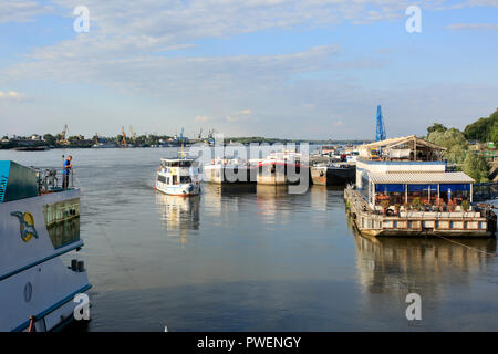 La Bulgarie, la Bulgarie du nord, Ruse au bord du Danube, Rousse, Russe, basses terres du Danube, les navires à la rive du Danube, embarcadère, cargos, navires d'excursion du Danube, paysage, paysage, rivière Danube, navigation derrière le port de Giurgiu en Roumanie Banque D'Images