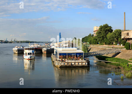 La Bulgarie, la Bulgarie du nord, Ruse au bord du Danube, Rousse, Russe, basses terres du Danube, les navires à la rive du Danube, embarcadère, cargos, navires d'excursion du Danube, paysage, paysage, rivière Danube, navigation derrière le port de Giurgiu en Roumanie Banque D'Images