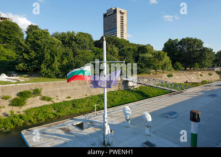 La Bulgarie, la Bulgarie du nord, Ruse au bord du Danube, Rousse, Russe, basses terres du Danube, Grand Hôtel Riga, highrise, arbres, rive du Danube, drapeau européen, le drapeau national bulgare Banque D'Images