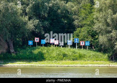 Signe de l'information, le kilométrage du Danube, 348 kilomètres de la rivière de gauche à l'embouchure du Danube, la navigation, la rive du Danube, rivière paysage près de Silistra, Bulgarie, nord-est de la Bulgarie, Dobroudja, Région de Dobroudja et près de Campina près de Calarasi, Roumanie, la Valachie Plus Banque D'Images