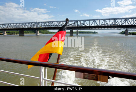 Tourisme, vacances, freetime, Danube, navigation de croisière du Danube, drapeau allemand à l'arrière de l'aROSA cruiser Mia, paysage, paysage de la rivière du Danube de Cernavoda en Roumanie, Constanta County, Dobroudja, Dobroudja, le nord de Dobroudja, Anghel Saligny Bridge, pont sur le Danube, le pont de chemin de fer Banque D'Images