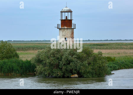 Le comté de Tulcea, Roumanie, Dobroudja, Dobroudja, Réserve de biosphère du delta du Danube, Delta du Danube, delta de rivière, estuaire, embouchure de la rivière du Danube à la mer Noire, l'ancien phare de Sulina Sulina, à la direction générale de la rive du fleuve, rivière paysage, paysage du Danube, UNESCO World Heritage Site, repère naturel Banque D'Images